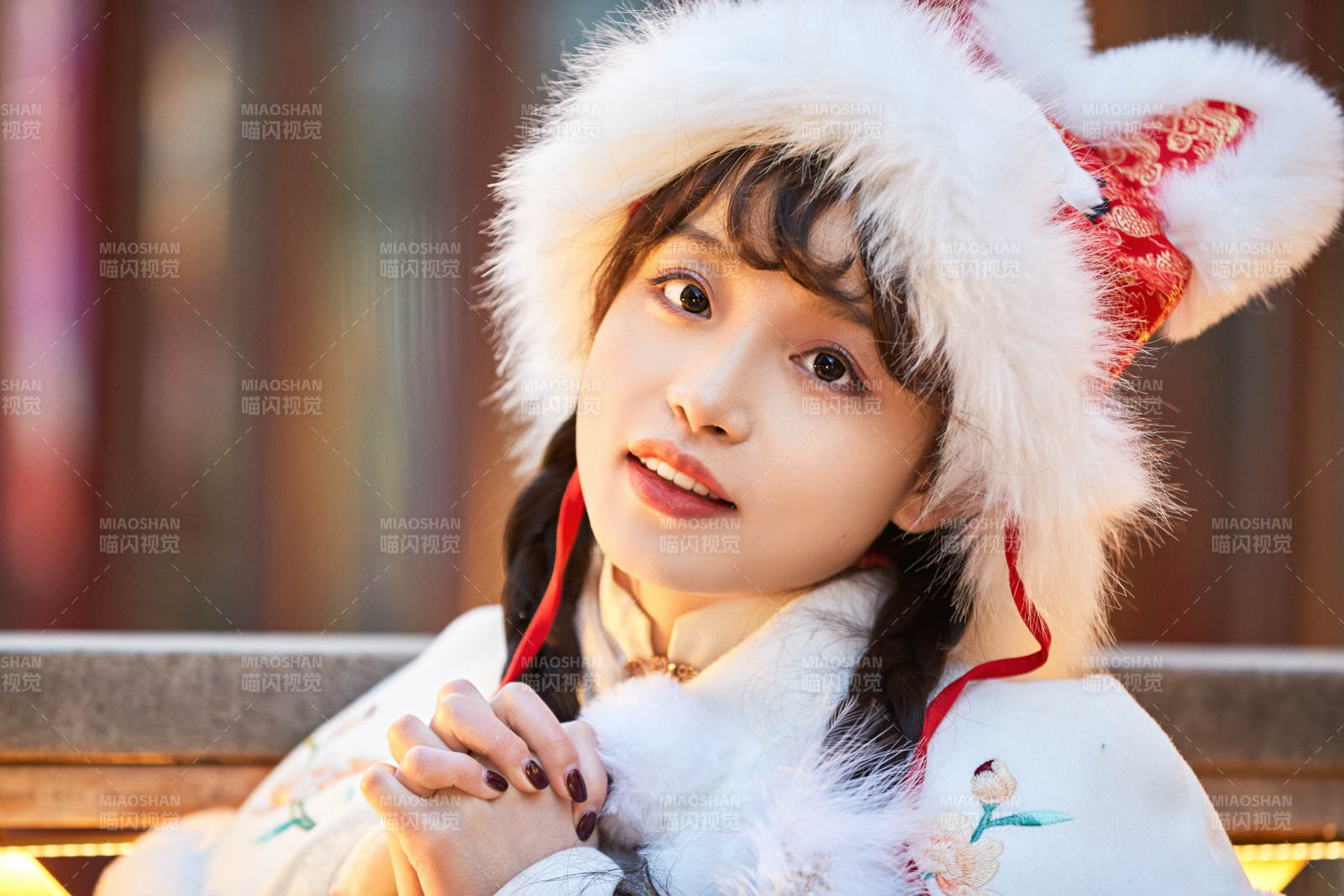 身穿古裝漢服可愛的的東方少女