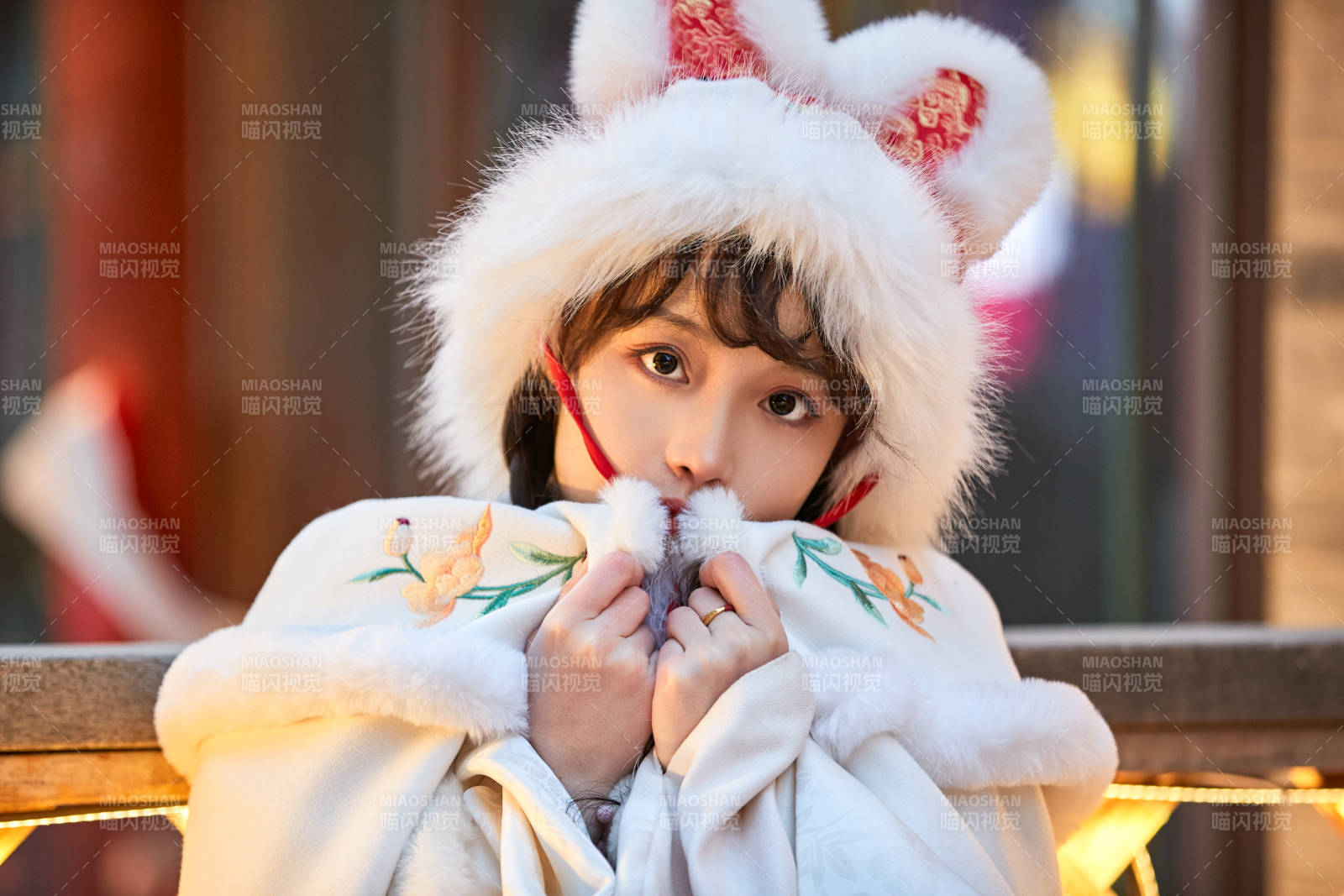 身穿古裝漢服可愛(ài)的的東方少女