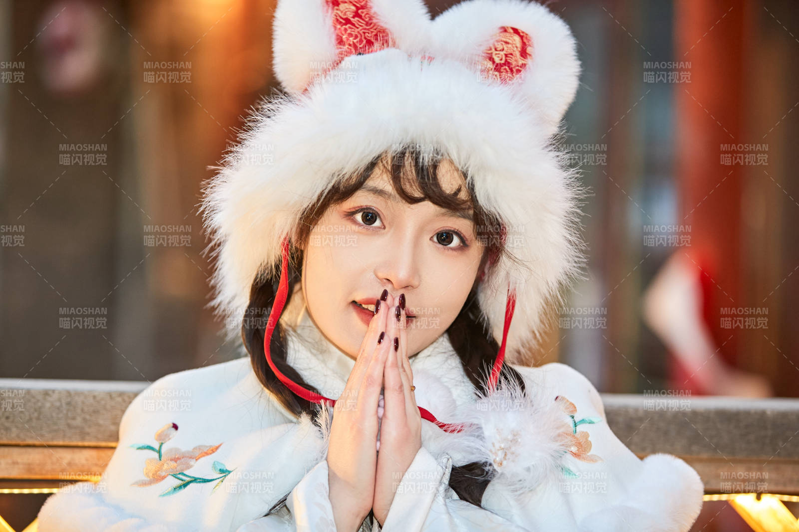 身穿古裝漢服可愛的的東方少女