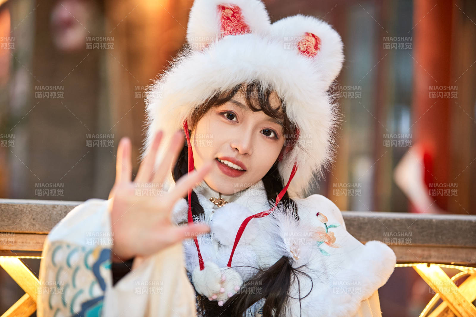 身穿古裝漢服可愛的的東方少女