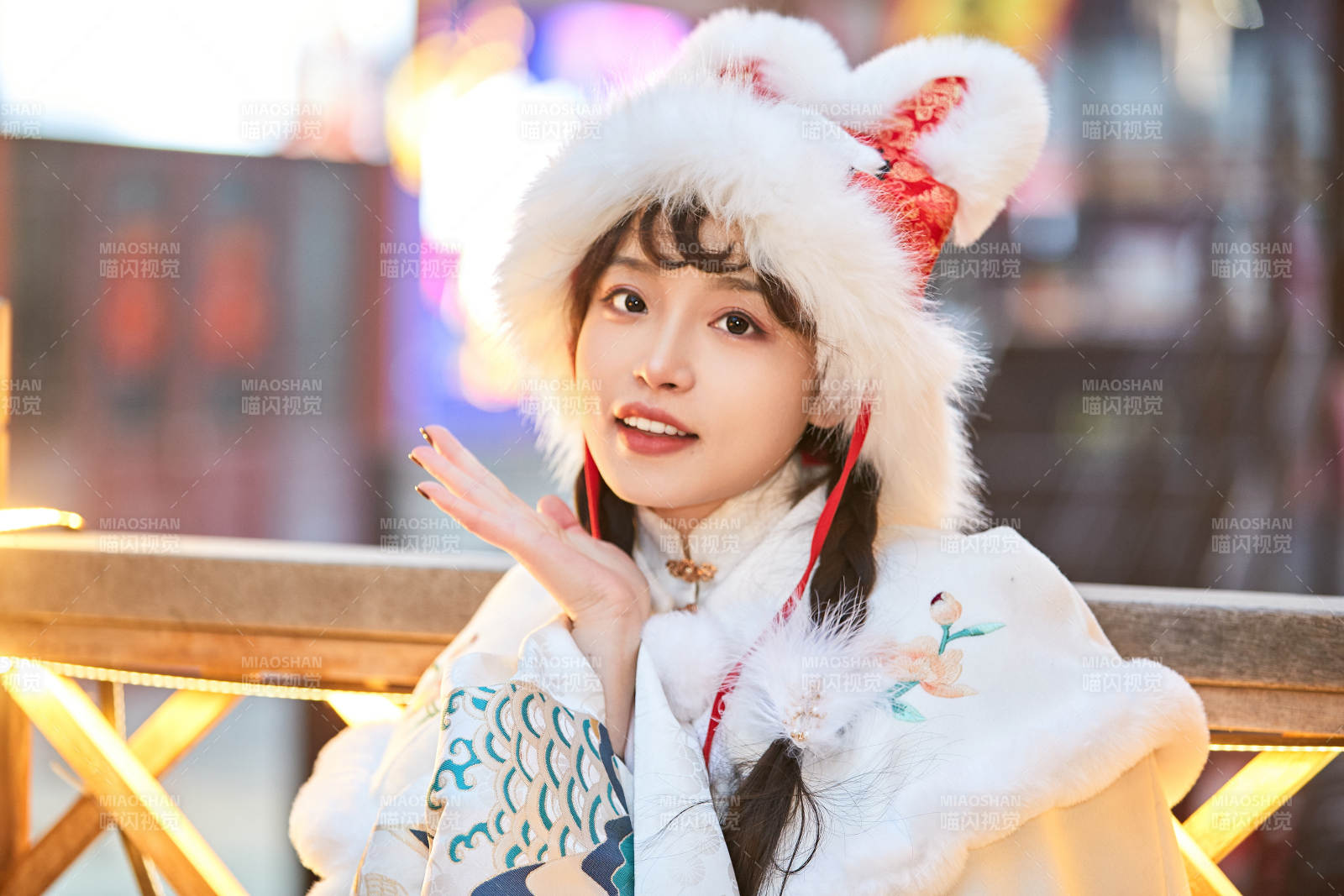 身穿古裝漢服可愛的的東方少女