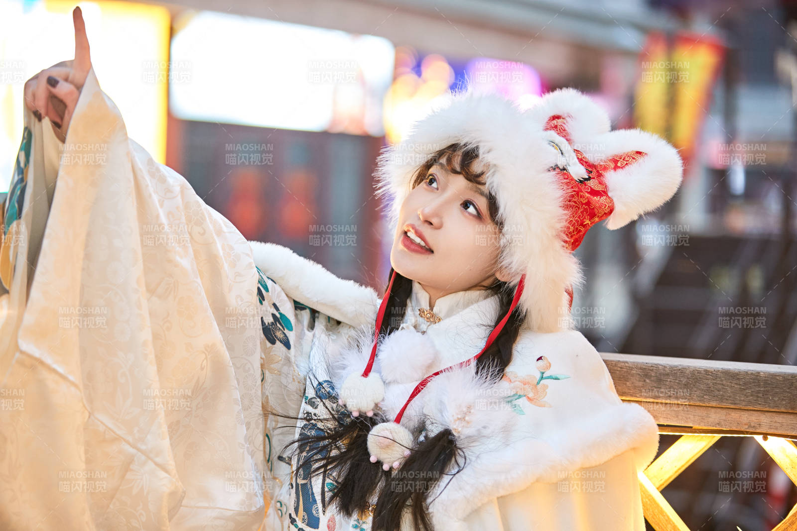 身穿古裝漢服可愛的的東方少女