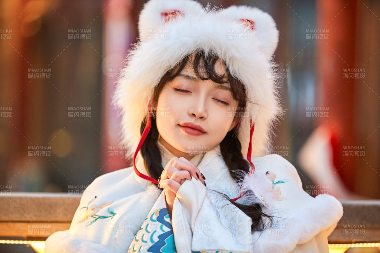 身穿古裝漢服可愛的的東方少女