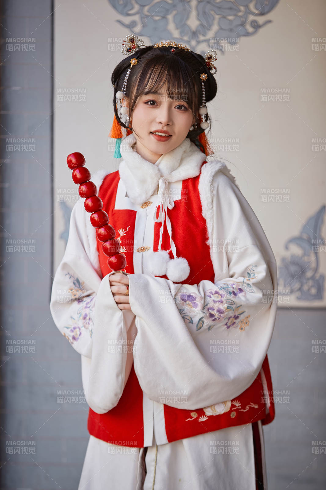 身穿喜慶漢服在古城游玩的少女