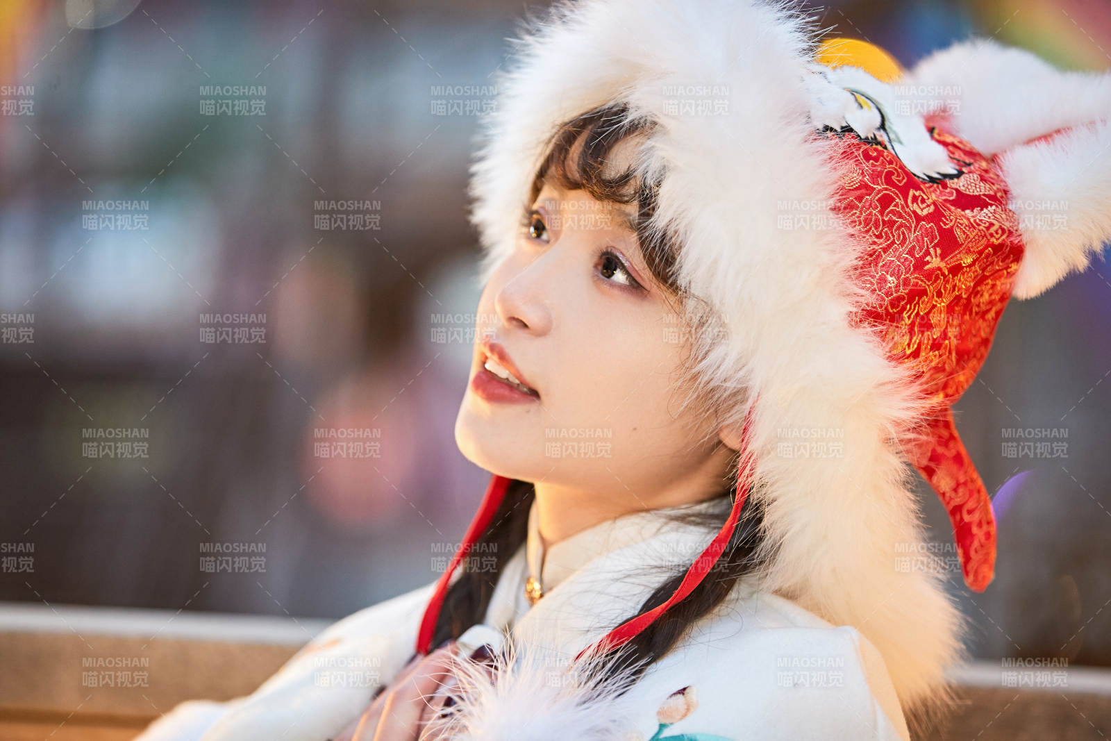 身穿古裝漢服可愛的的東方少女