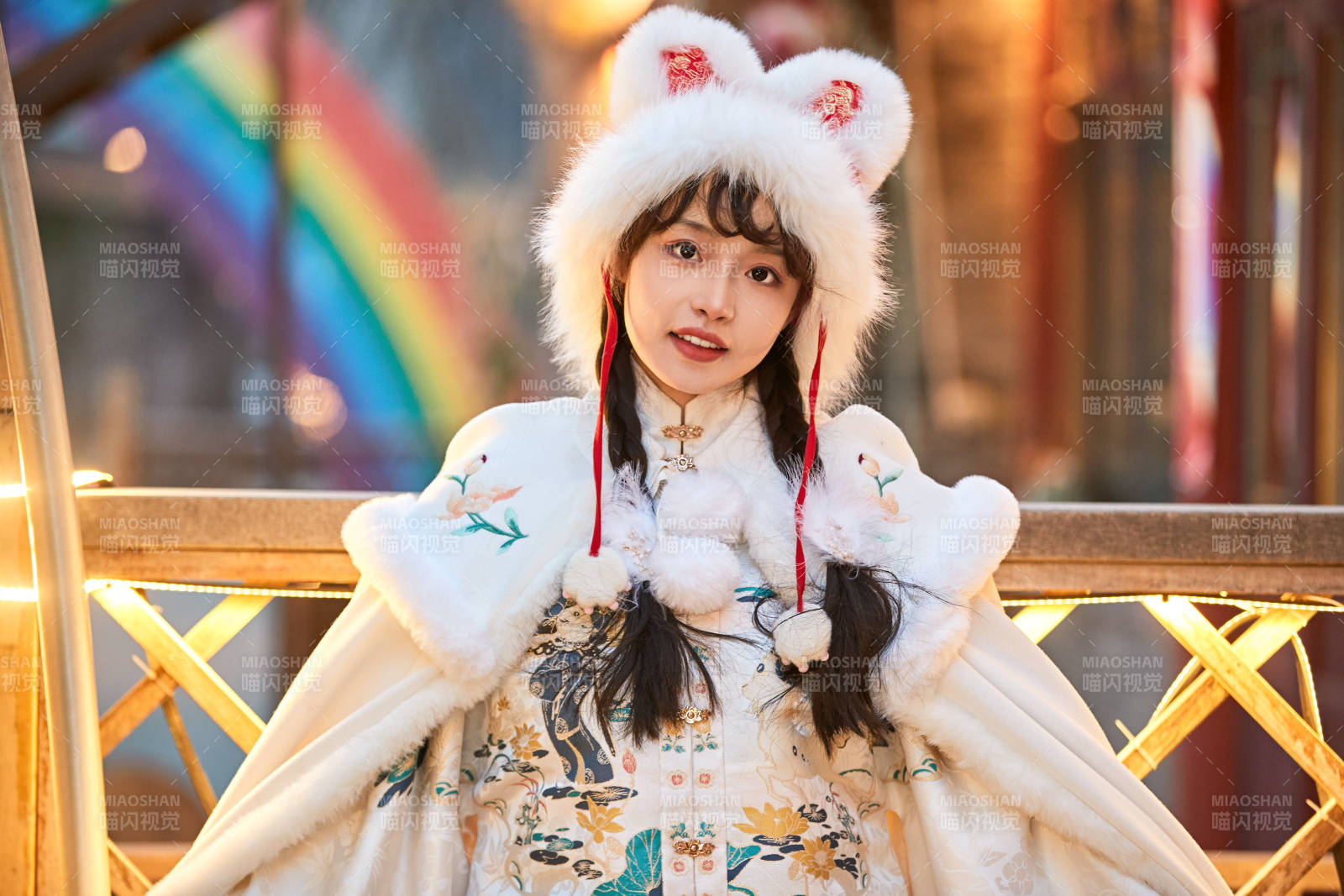 身穿古裝漢服可愛的的東方少女