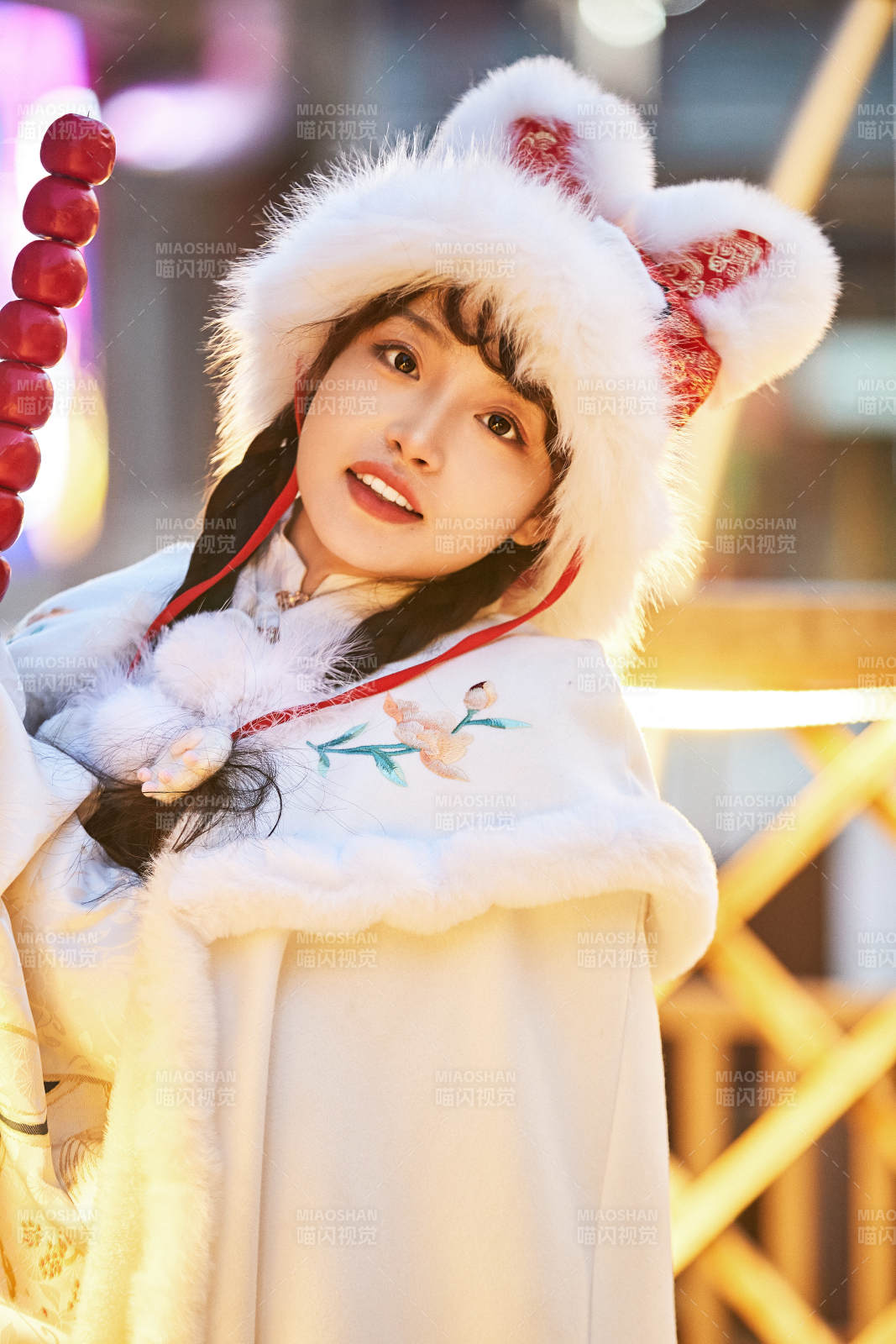 身穿古裝漢服可愛的的東方少女