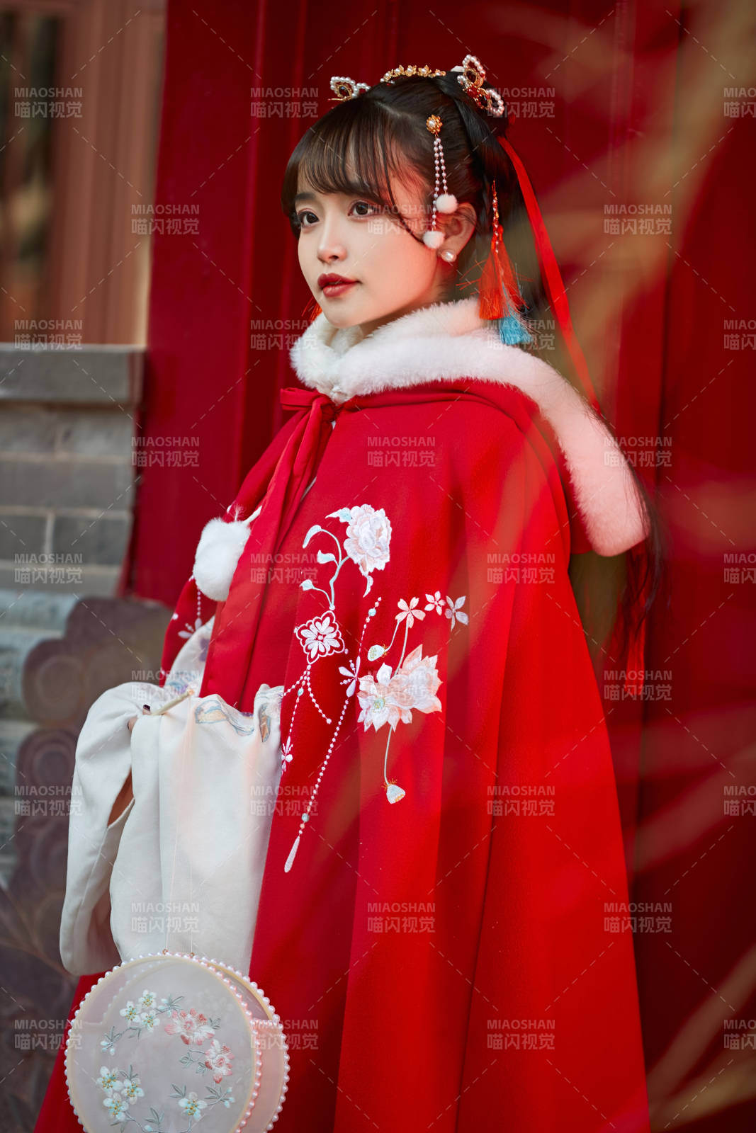 身穿喜慶漢服在古城游玩的少女