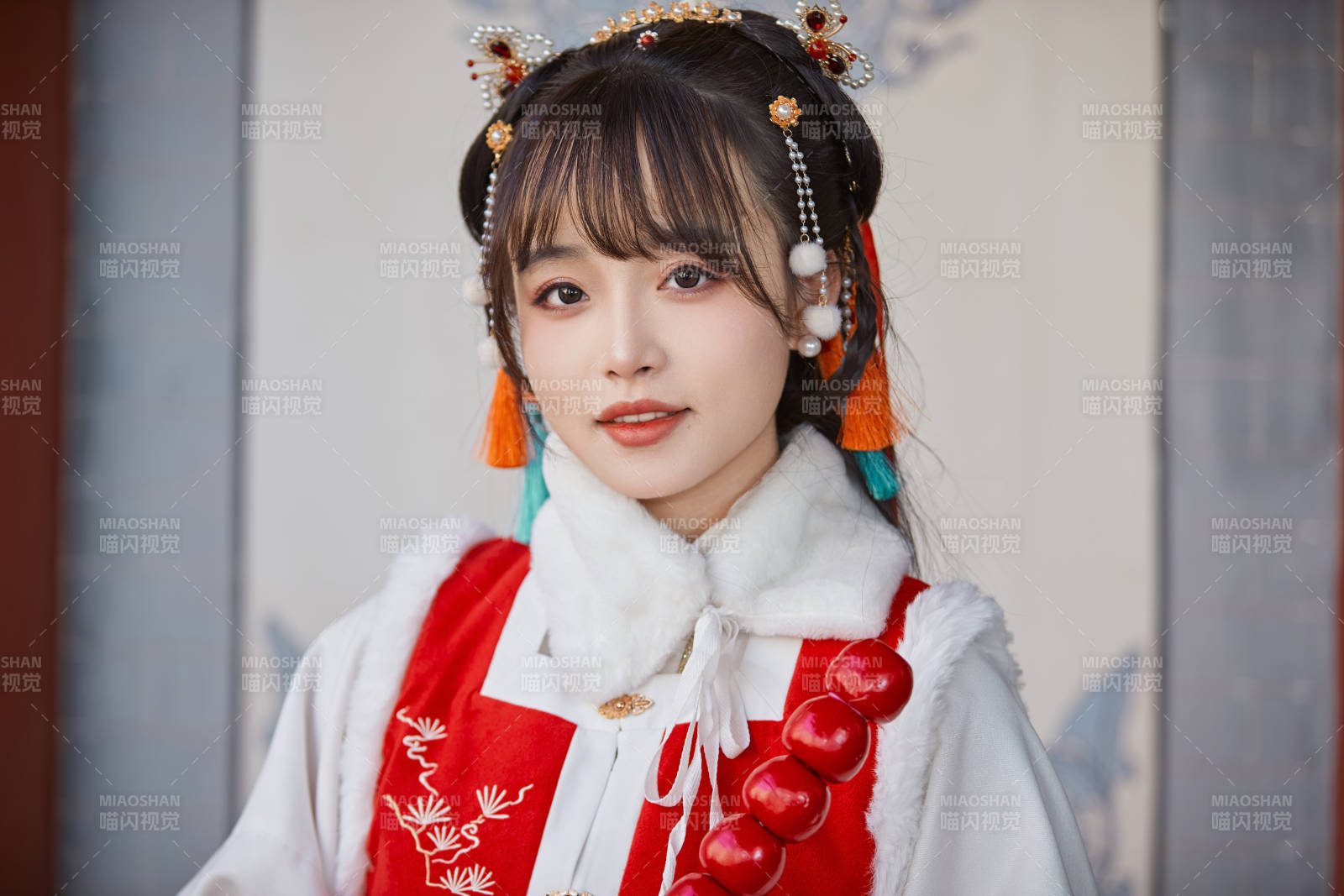 身穿喜慶漢服在古城游玩的少女