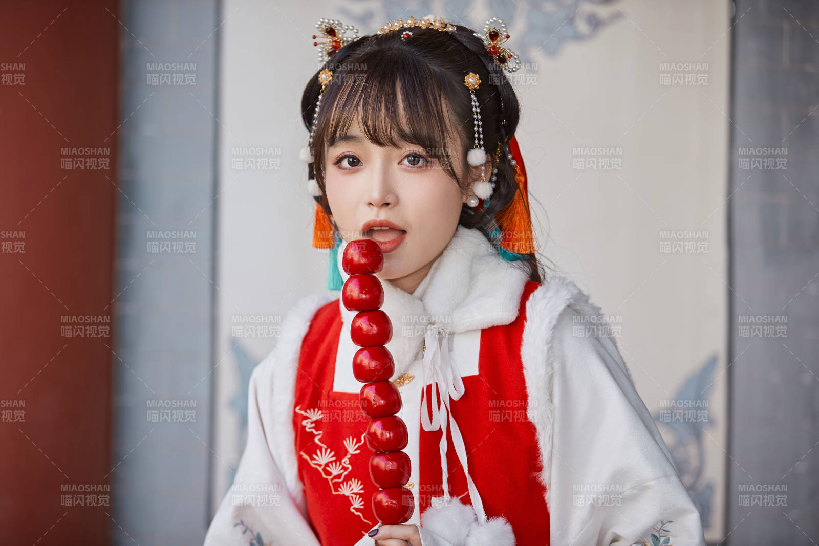 身穿喜慶漢服在古城游玩的少女