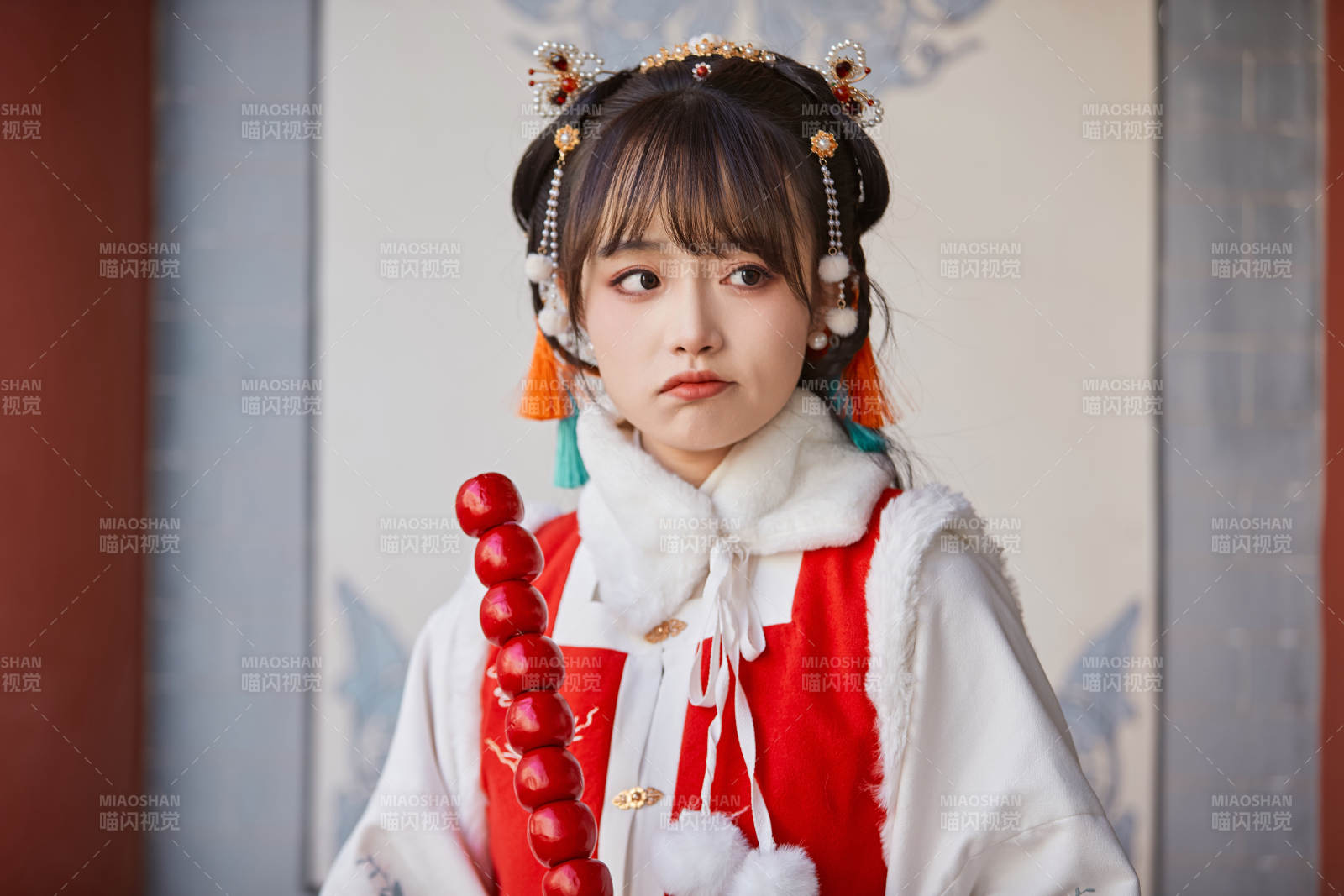 身穿喜慶漢服在古城游玩的少女