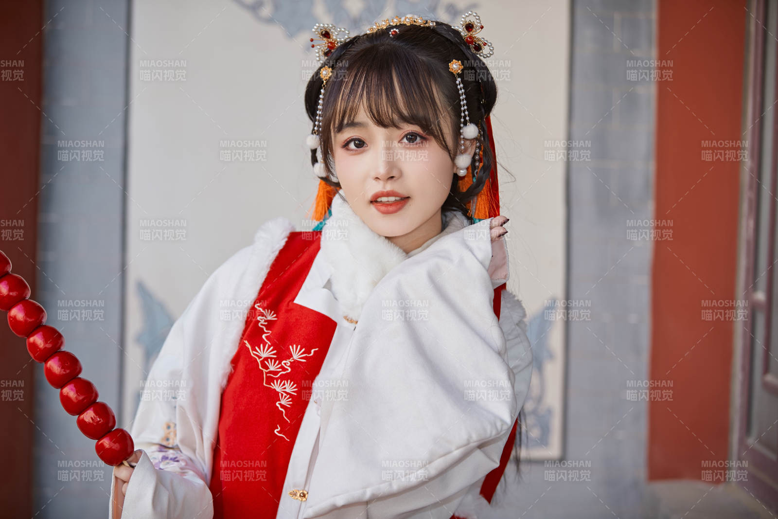 身穿喜慶漢服在古城游玩的少女