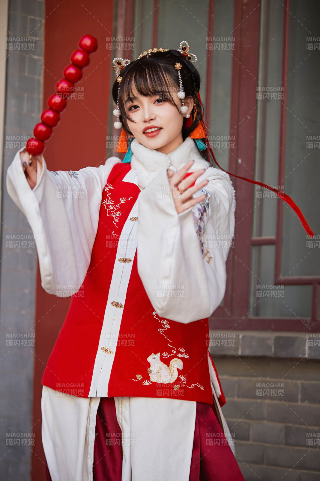 身穿喜慶漢服在古城游玩的少女