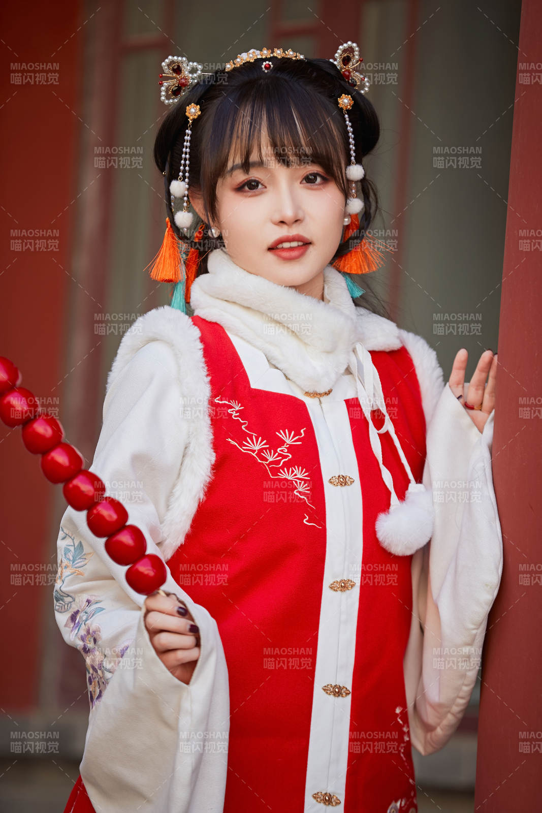 身穿喜慶漢服在古城游玩的少女