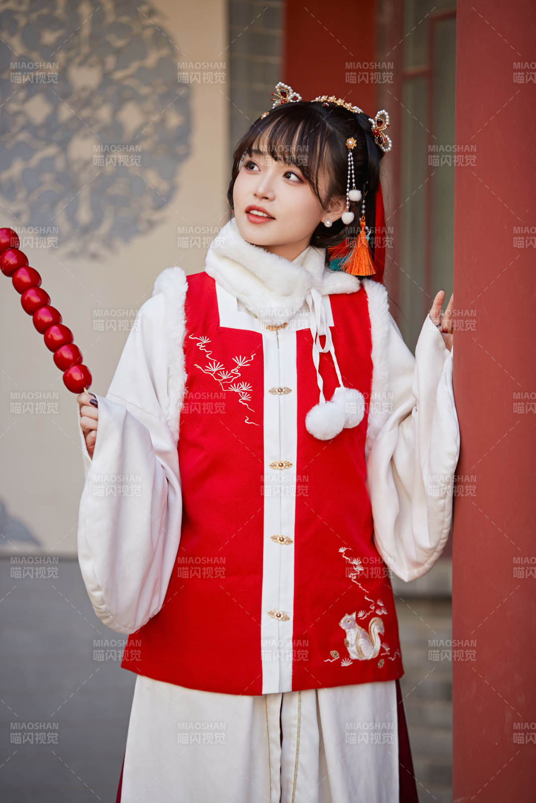 身穿喜慶漢服在古城游玩的少女