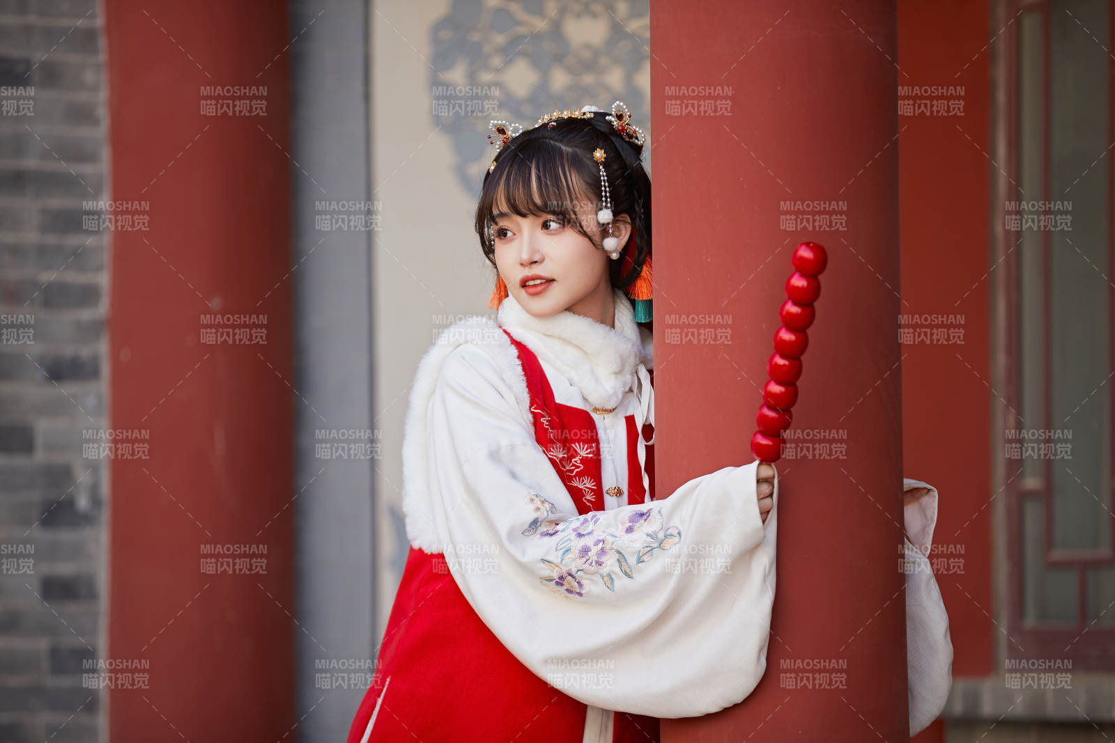 身穿喜慶漢服在古城游玩的少女