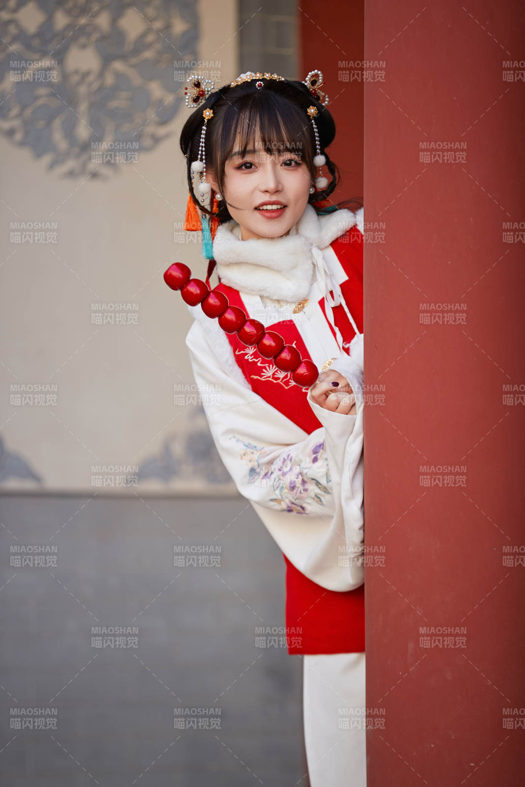 身穿喜慶漢服在古城游玩的少女