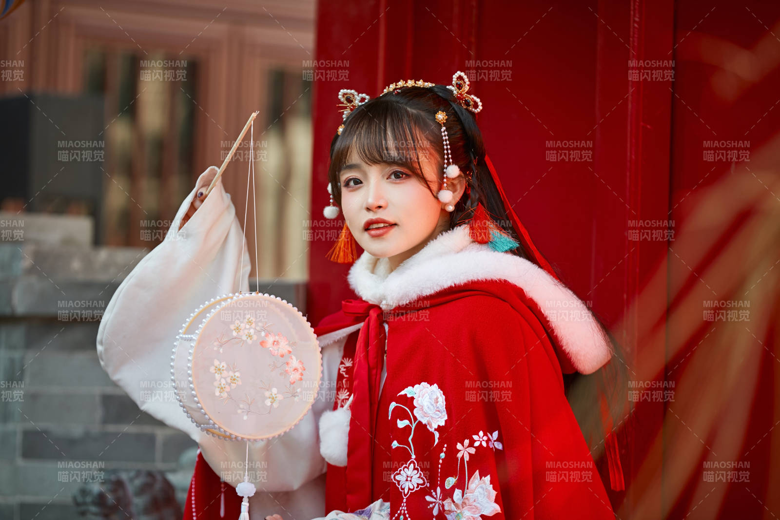 身穿喜慶漢服在古城游玩的少女