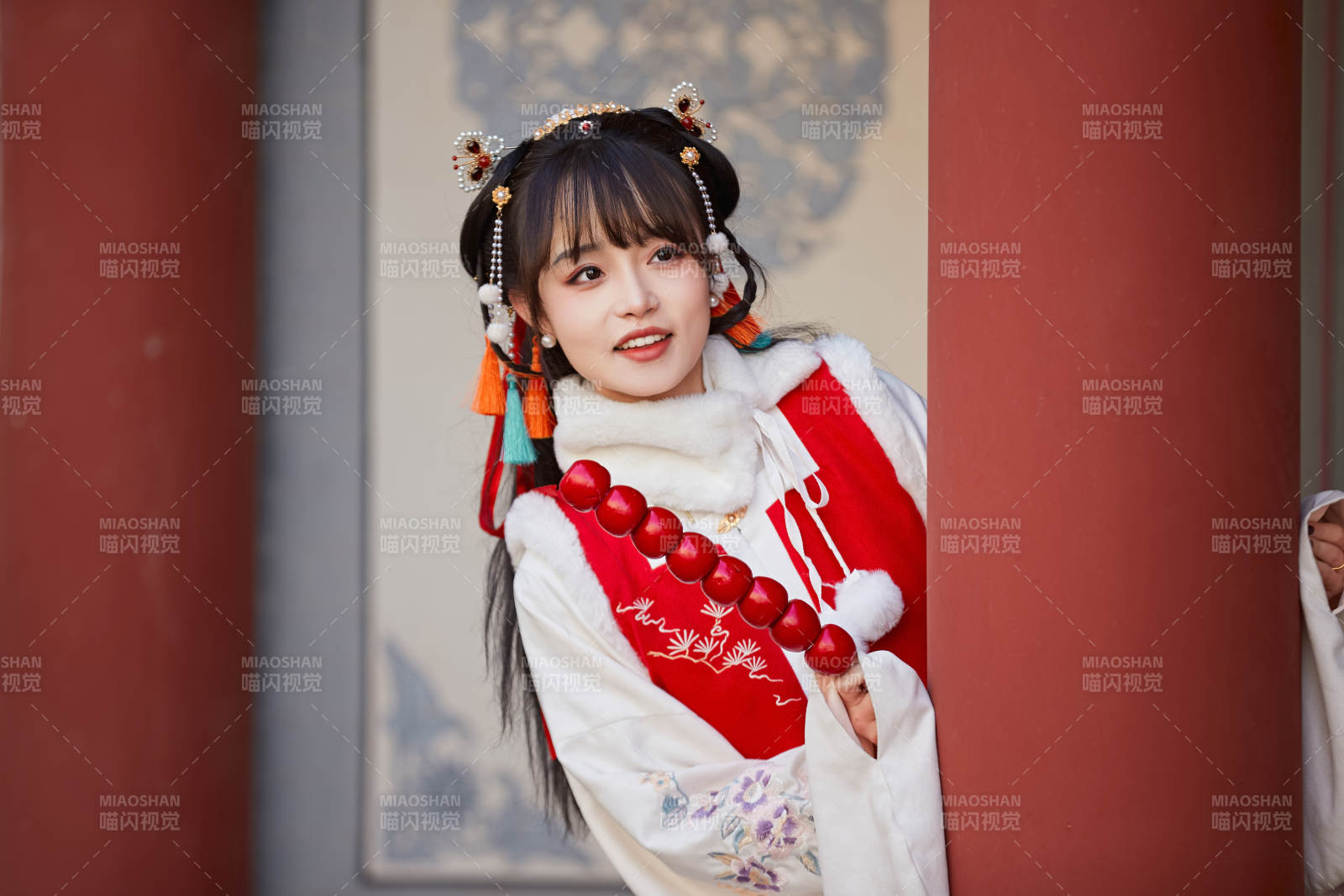 身穿喜慶漢服在古城游玩的少女