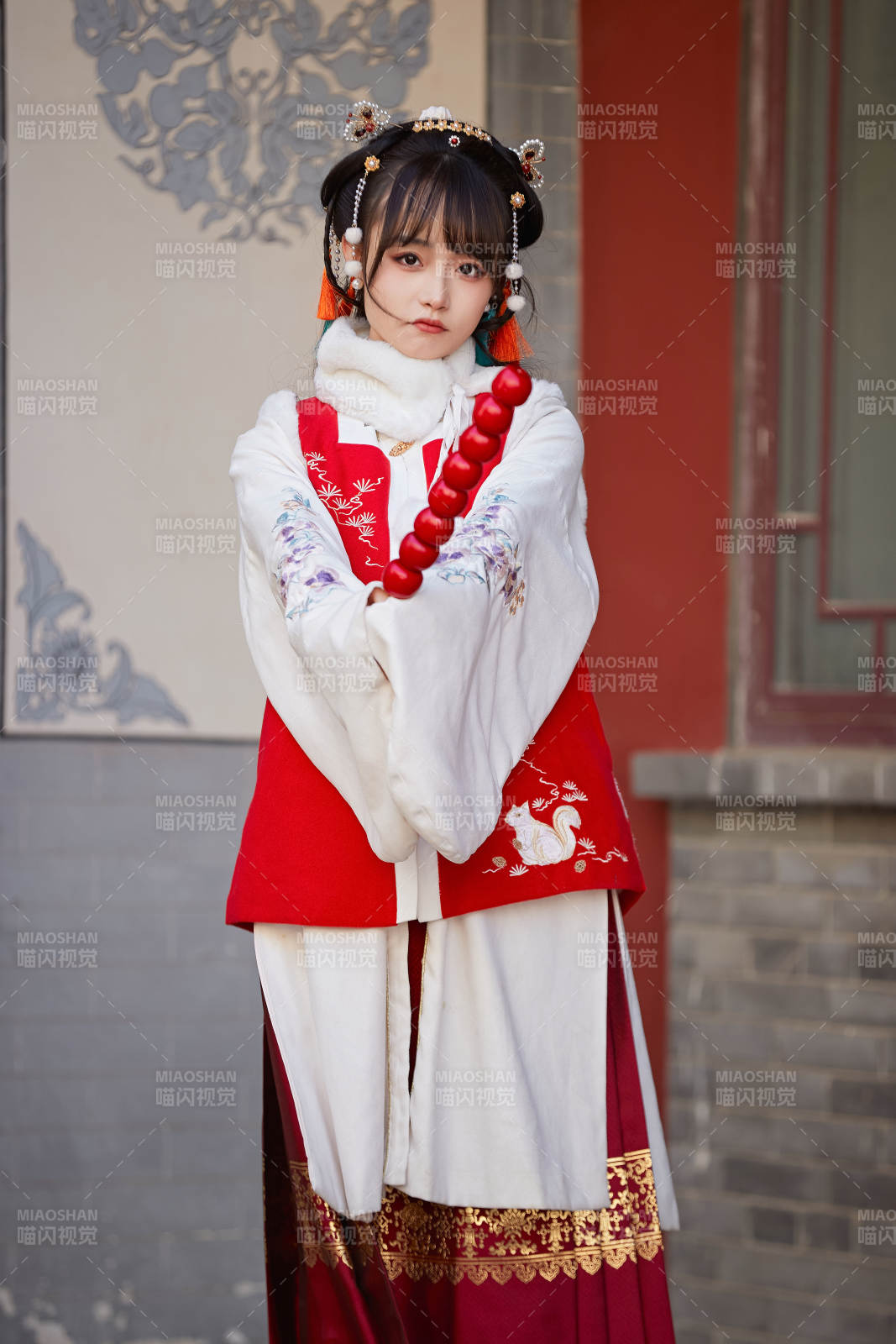 身穿喜慶漢服在古城游玩的少女