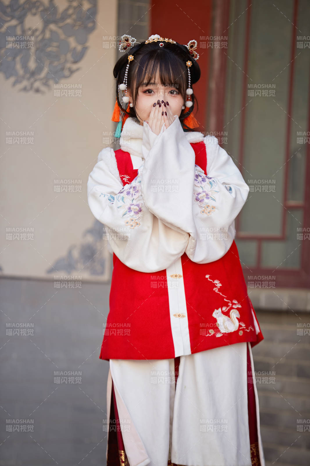 身穿喜慶漢服在古城游玩的少女