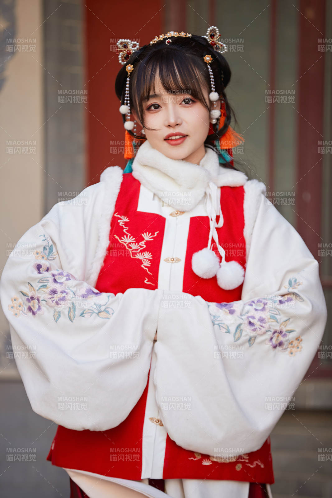 身穿喜慶漢服在古城游玩的少女