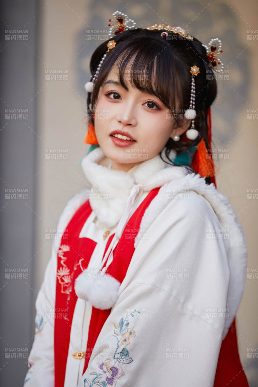 身穿喜慶漢服在古城游玩的少女