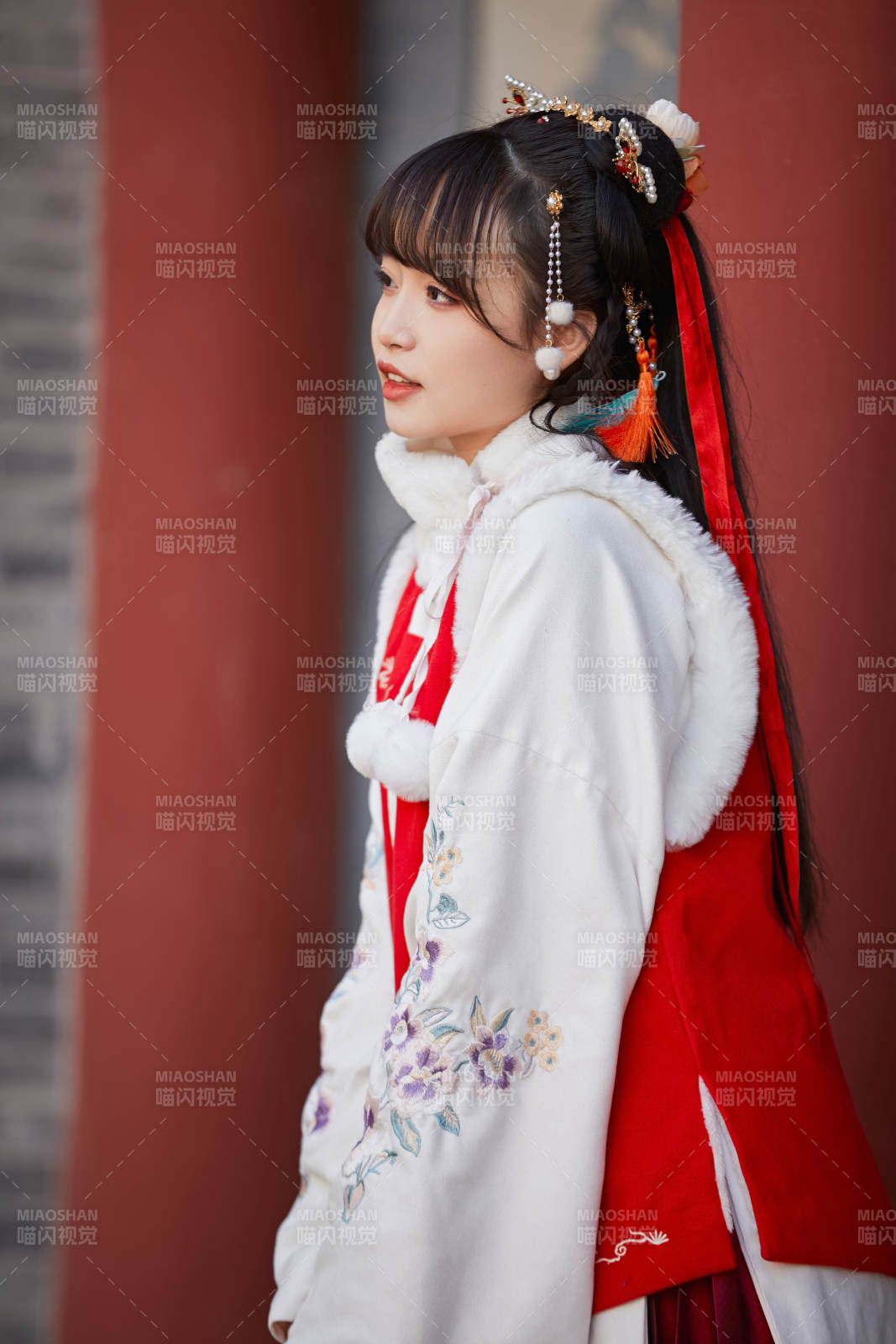 身穿喜慶漢服在古城游玩的少女