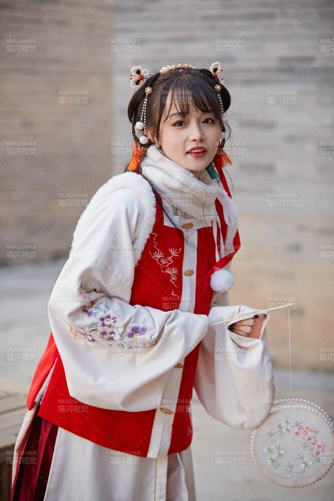 身穿喜慶漢服在古城游玩的少女