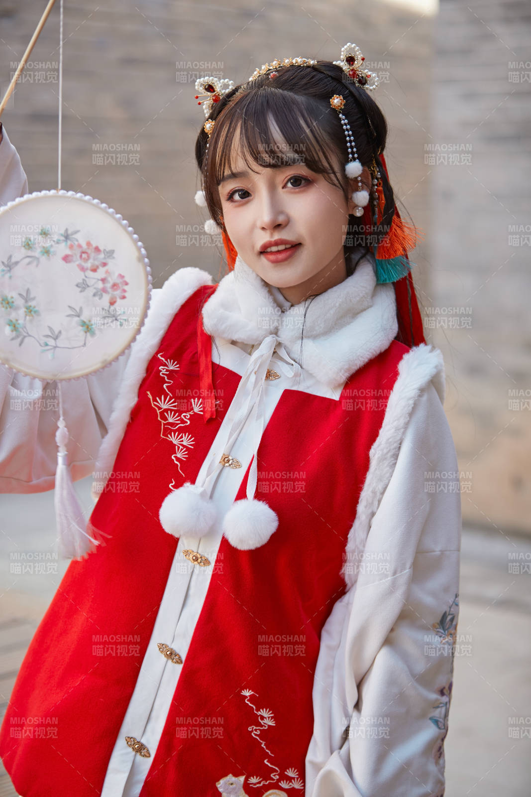 身穿喜慶漢服在古城游玩的少女