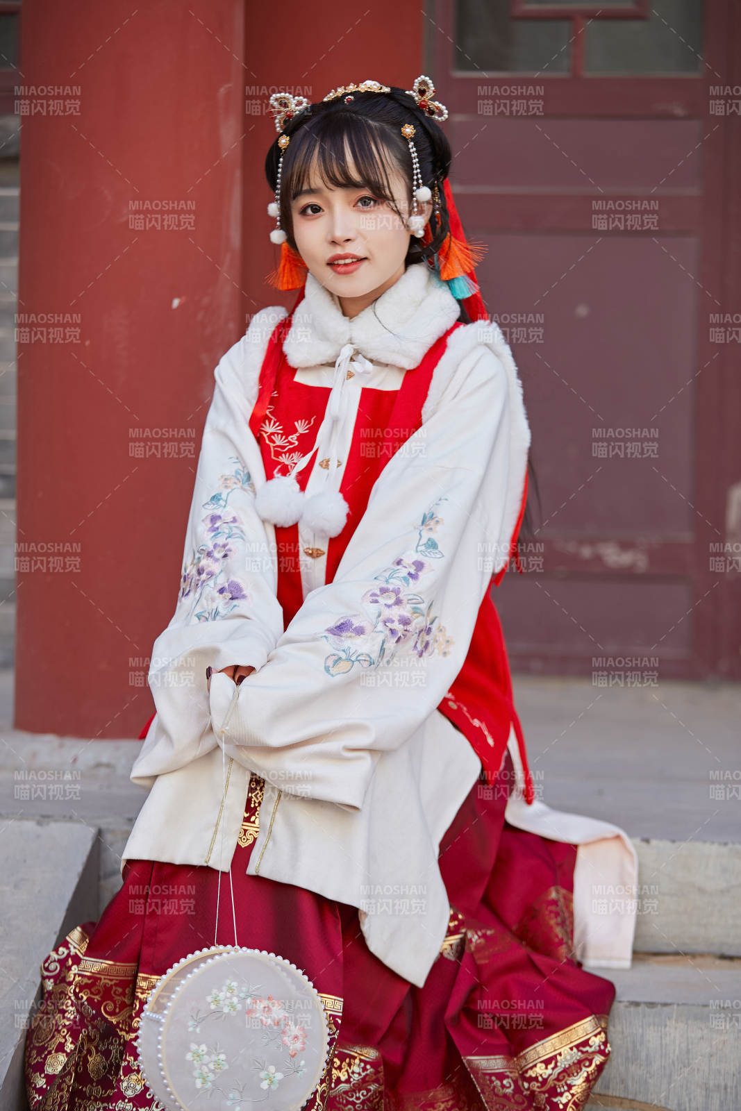 身穿喜慶漢服在古城游玩的少女