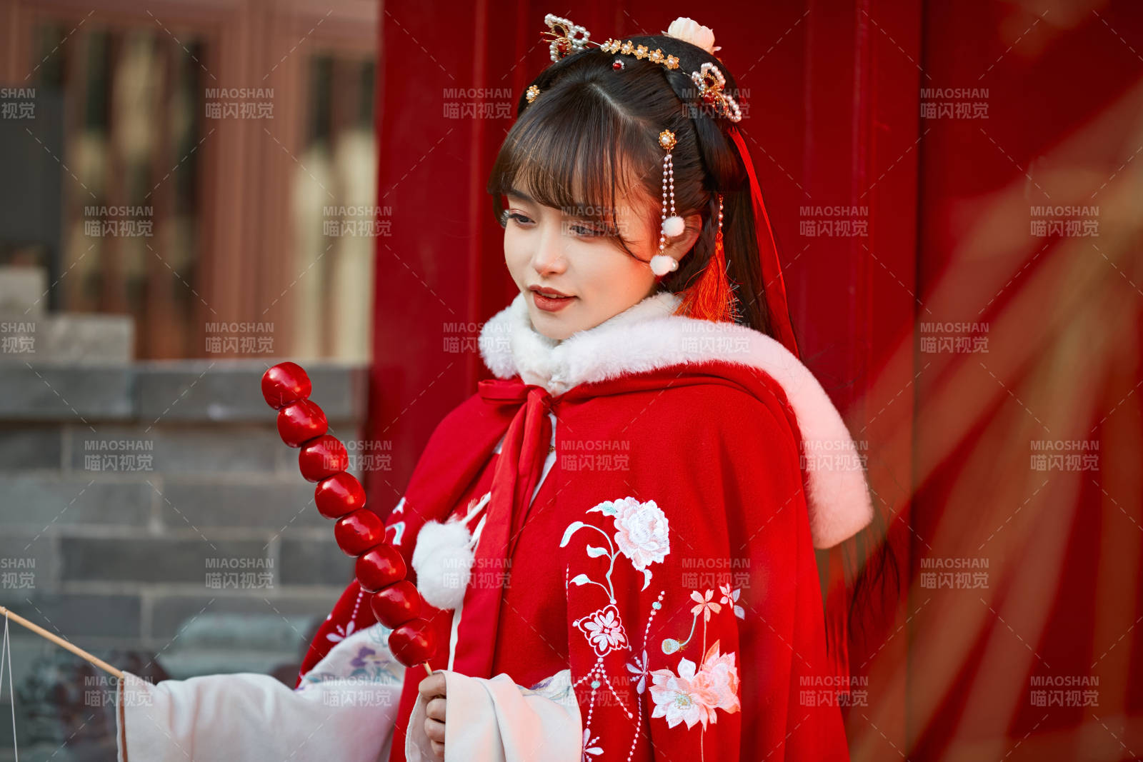 身穿喜慶漢服在古城游玩的少女