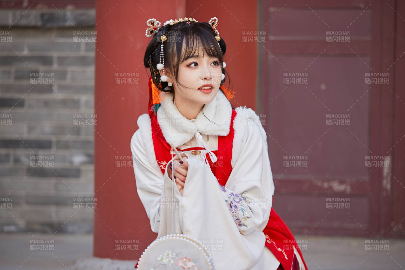 身穿喜慶漢服在古城游玩的少女