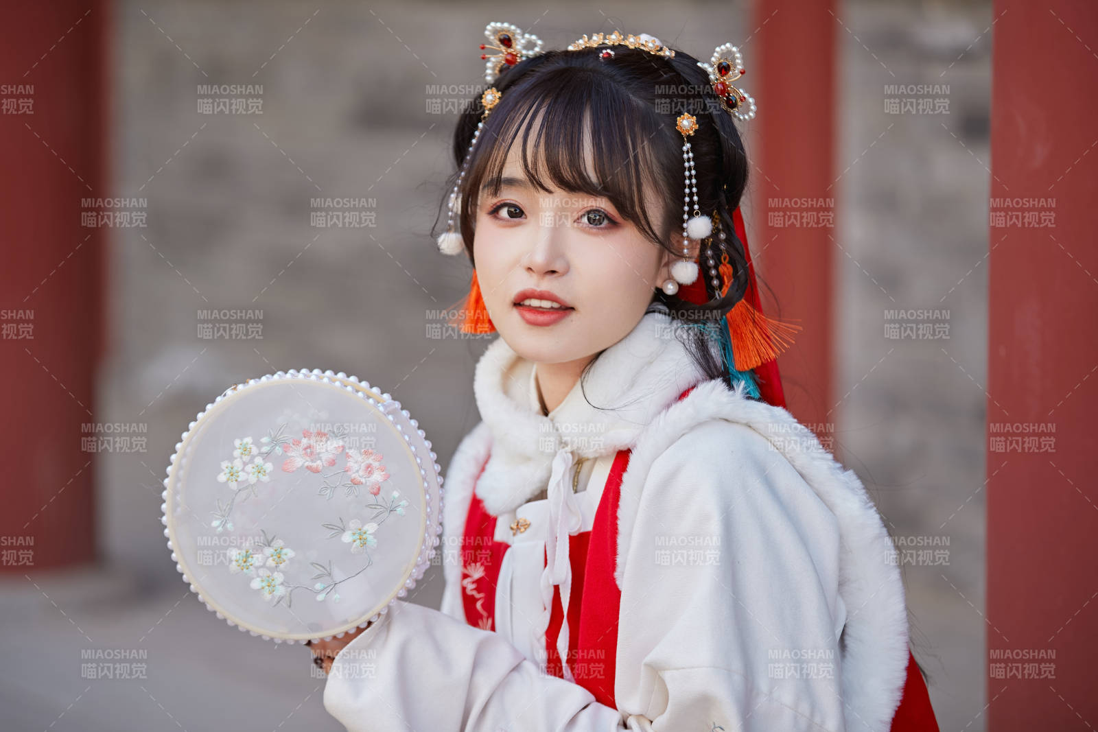 身穿喜慶漢服在古城游玩的少女