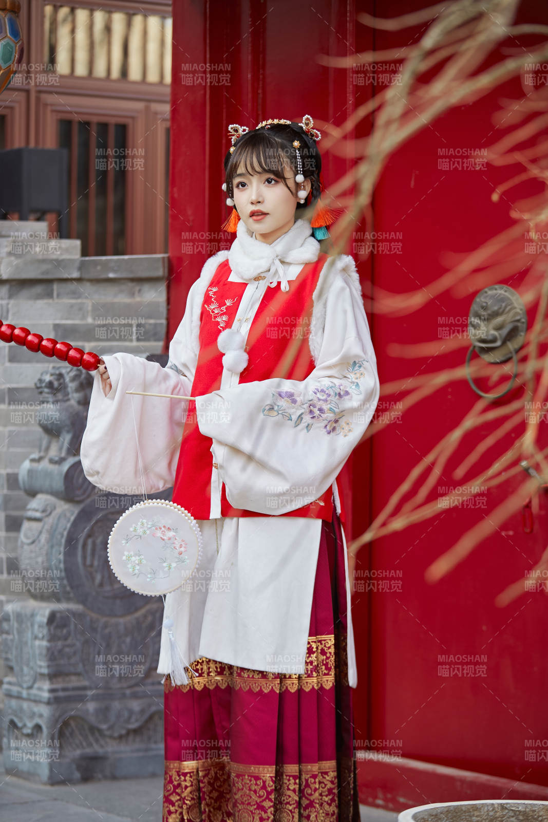 身穿喜慶漢服在古城游玩的少女