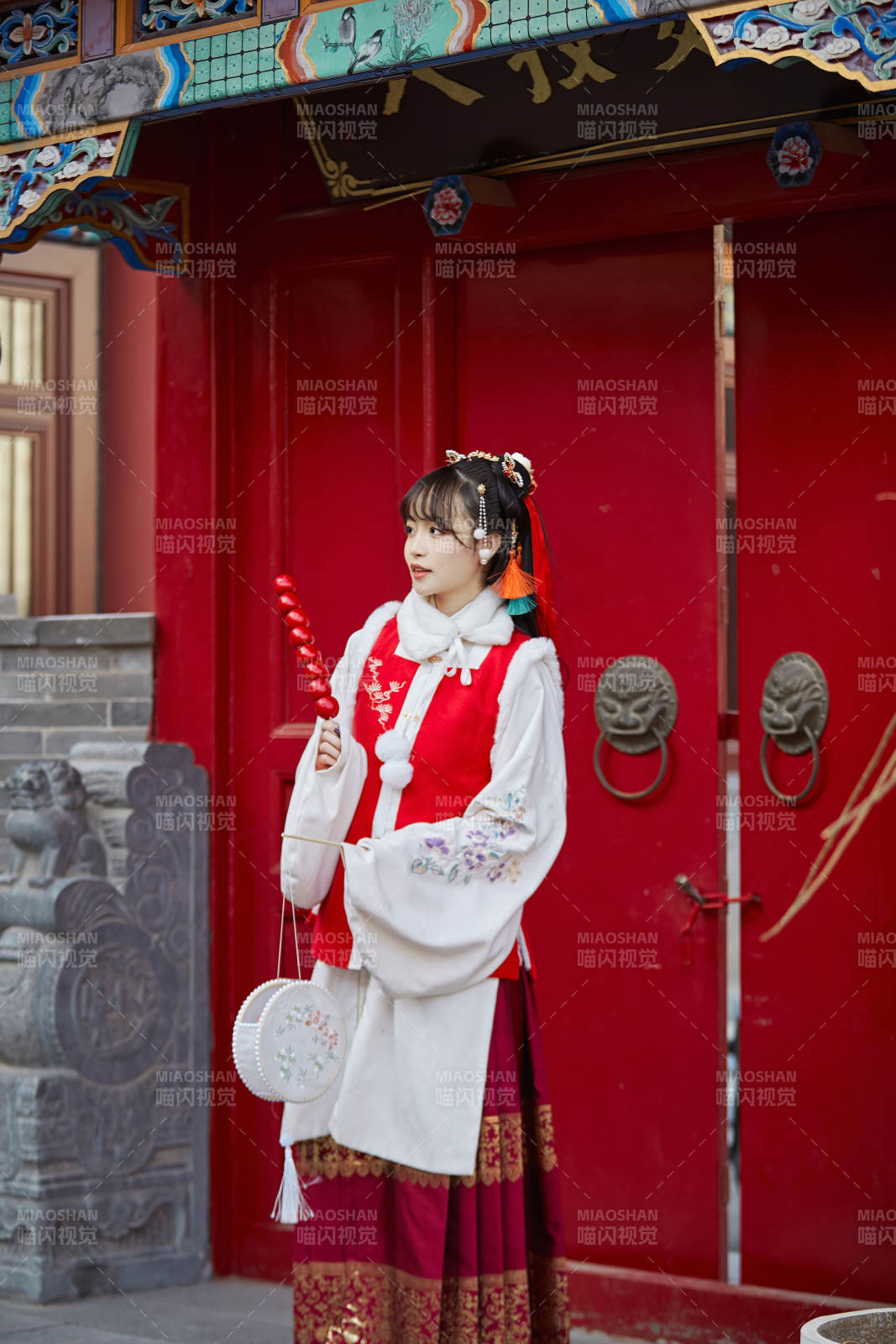 身穿喜慶漢服在古城游玩的少女