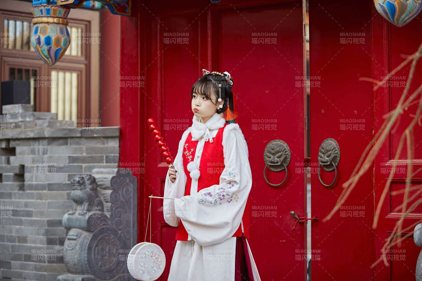 身穿喜慶漢服在古城游玩的少女