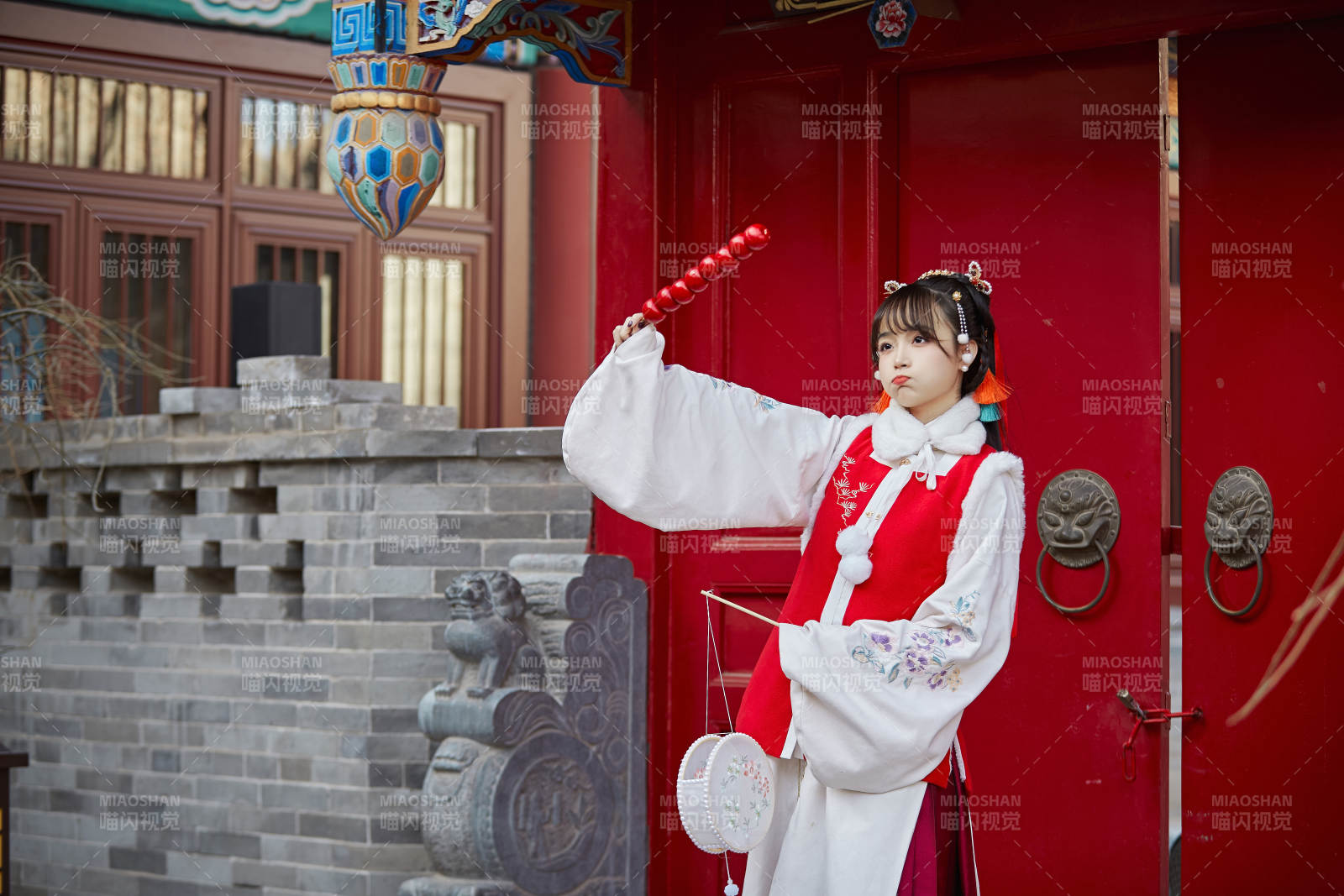 身穿喜慶漢服在古城游玩的少女