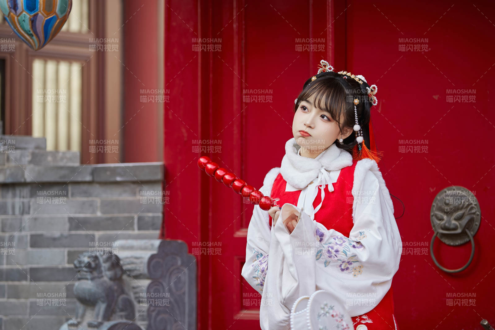 身穿喜慶漢服在古城游玩的少女