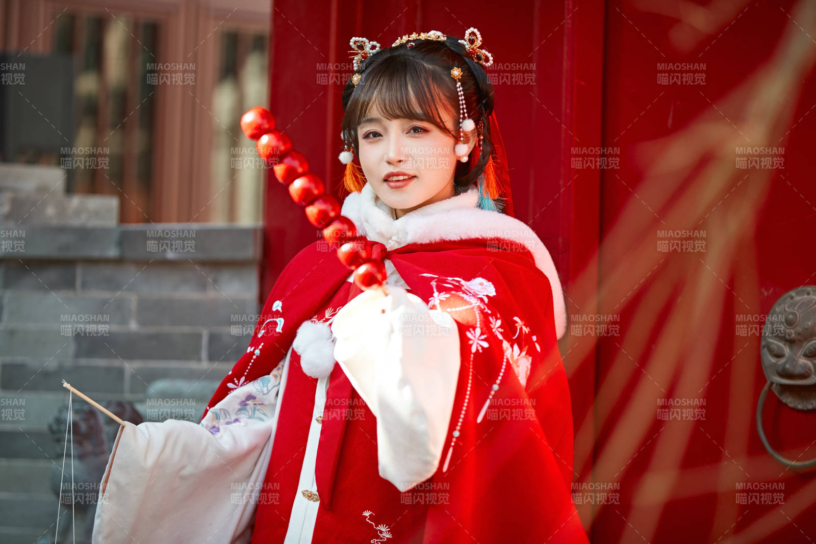 身穿喜慶漢服在古城游玩的少女