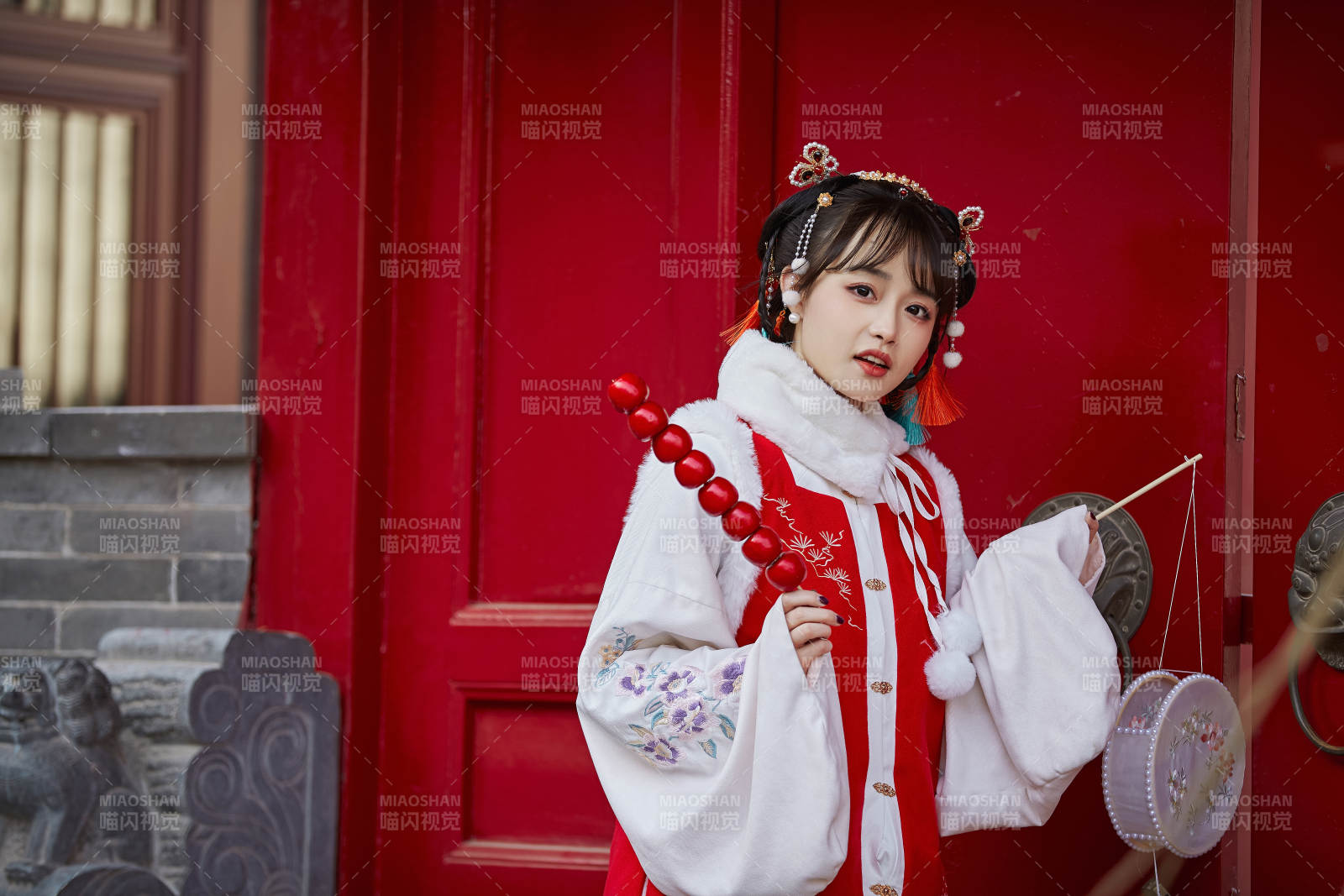 身穿喜慶漢服在古城游玩的少女