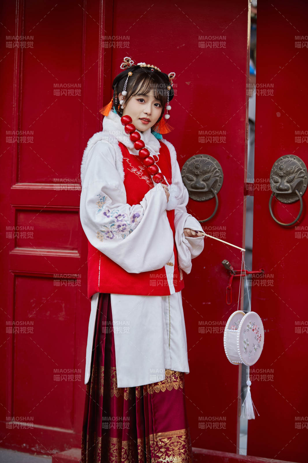 身穿喜慶漢服在古城游玩的少女