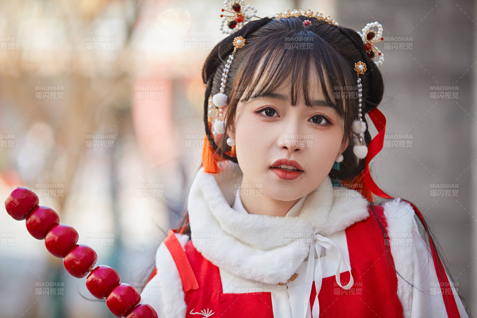 身穿喜慶漢服在古城游玩的少女