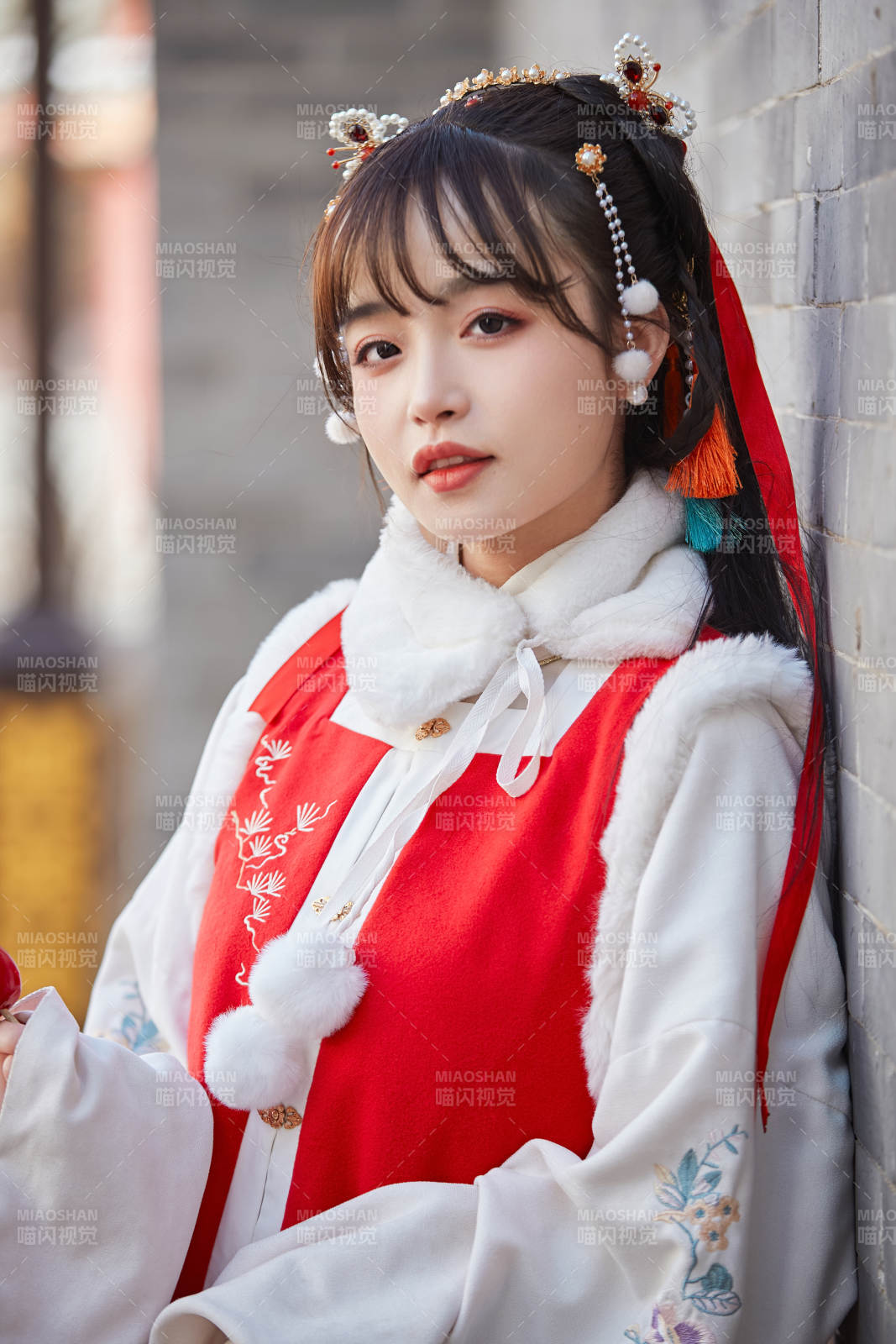 身穿喜慶漢服在古城游玩的少女