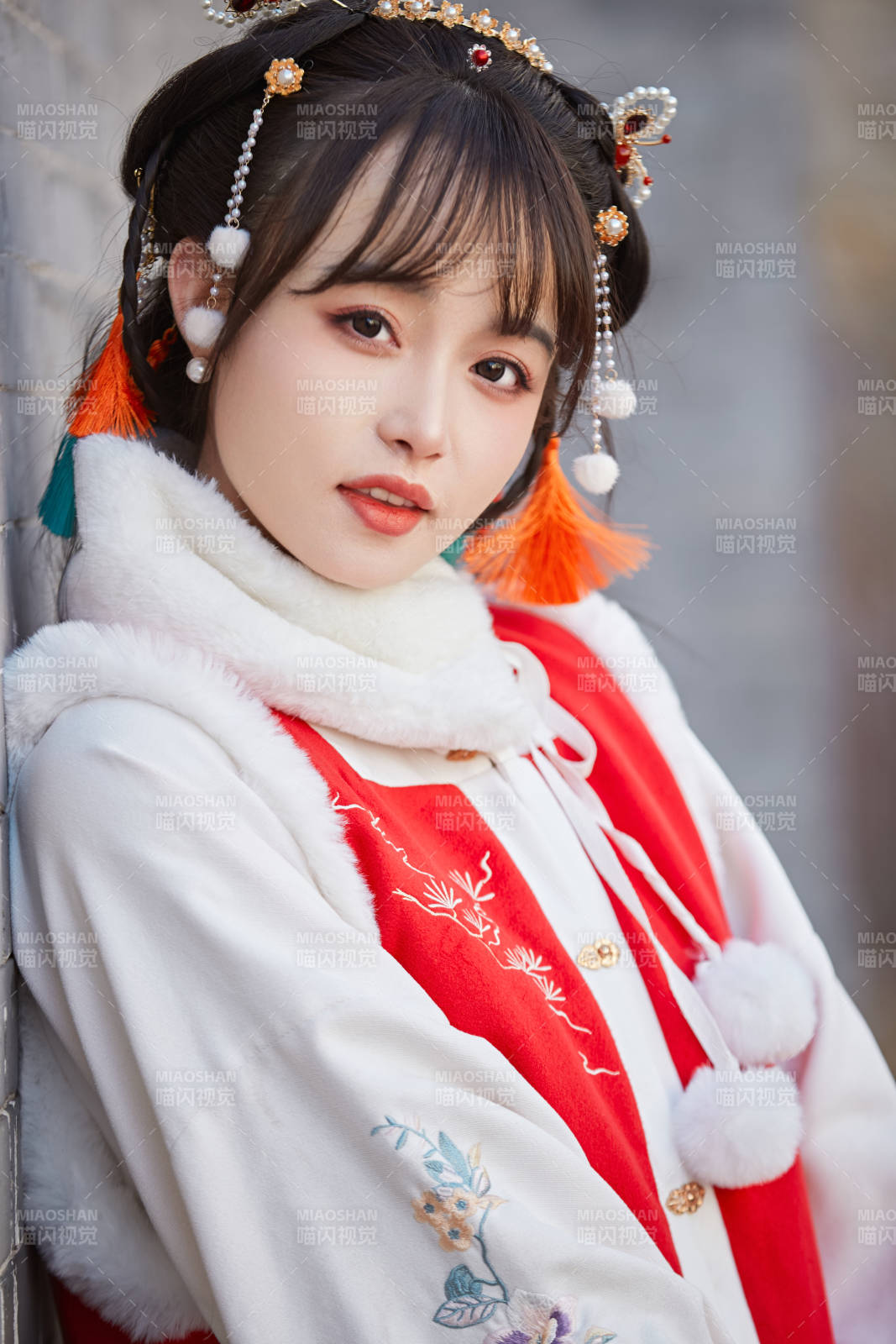 身穿喜慶漢服在古城游玩的少女