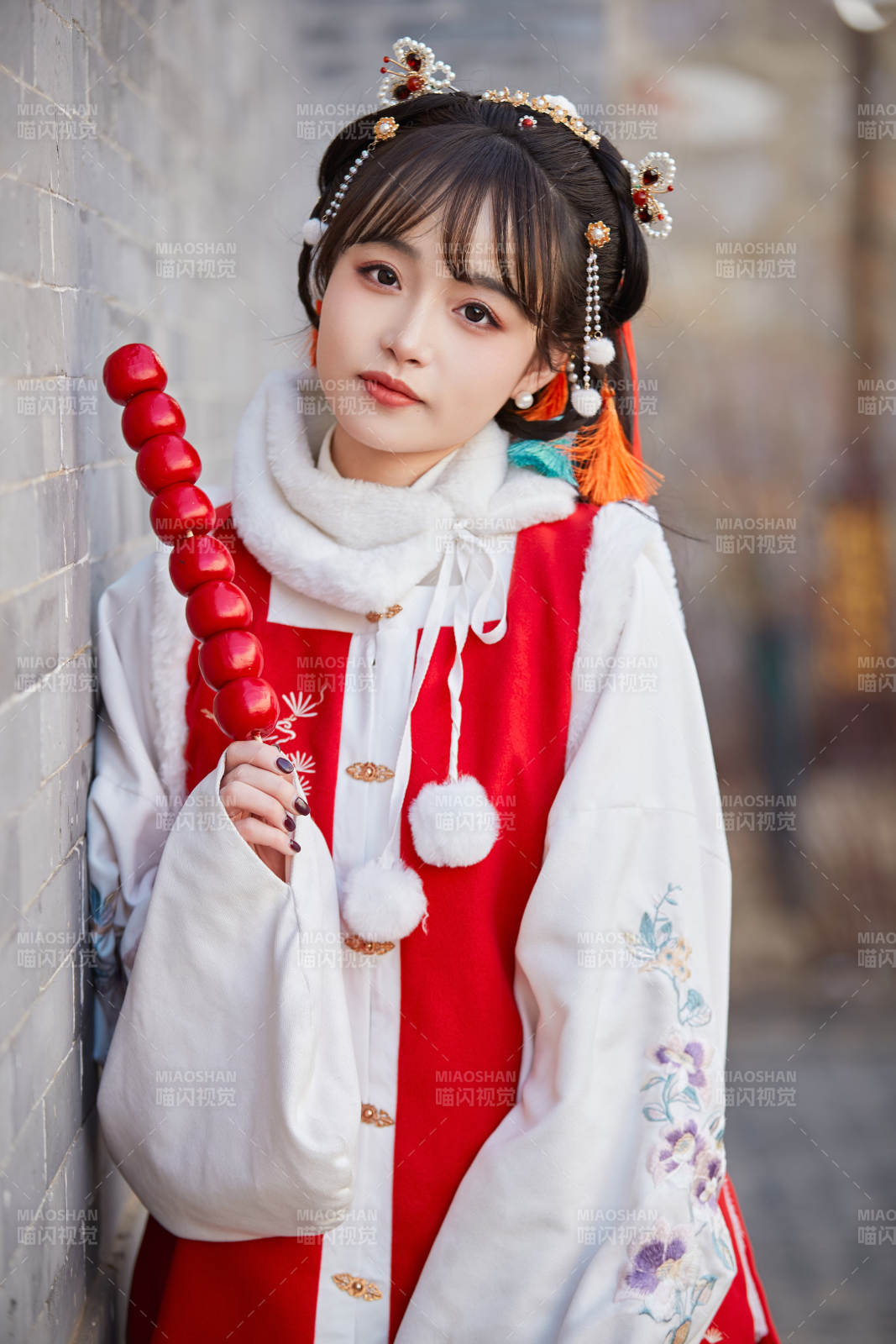 身穿喜慶漢服在古城游玩的少女圖片