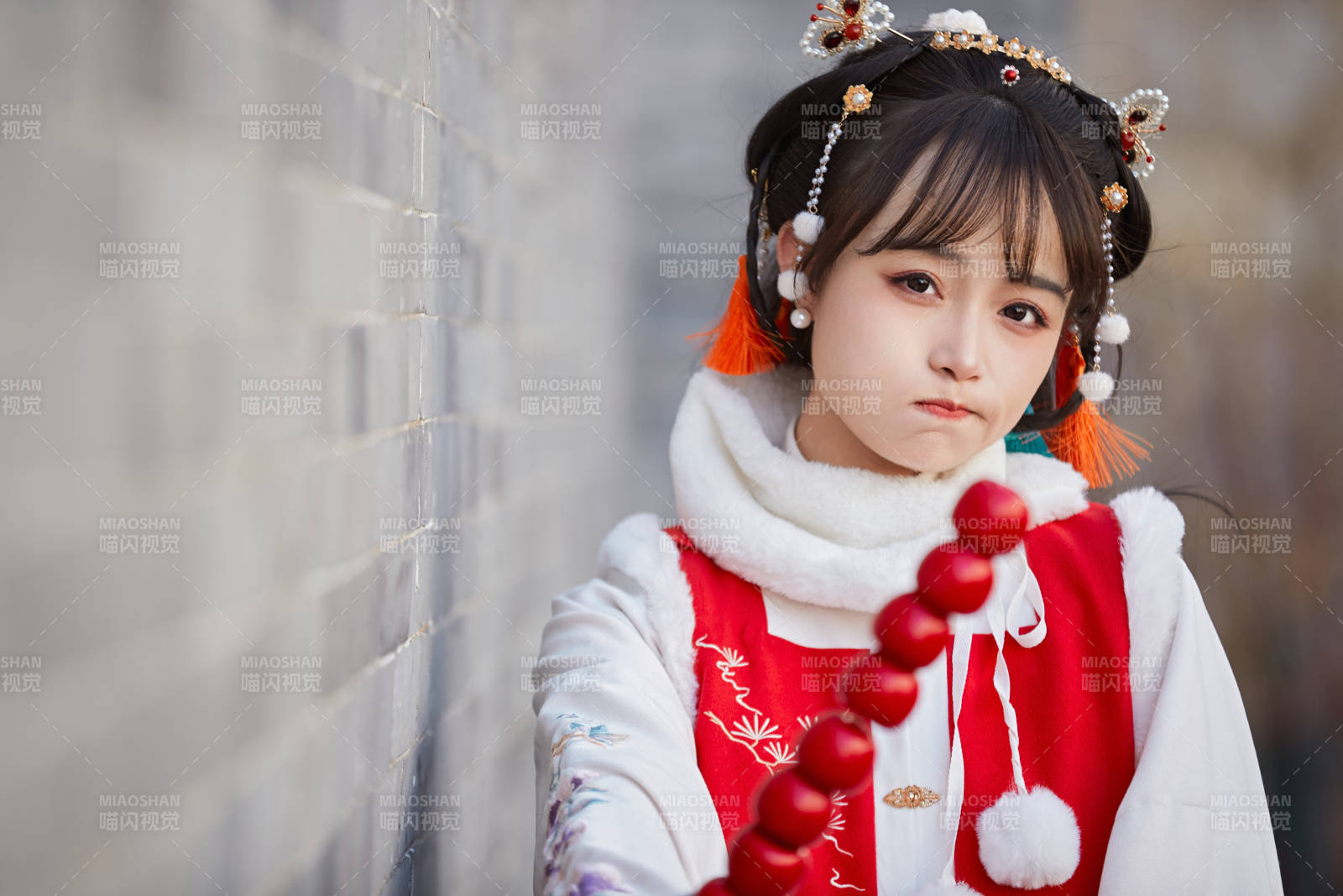 身穿喜慶漢服在古城游玩的少女