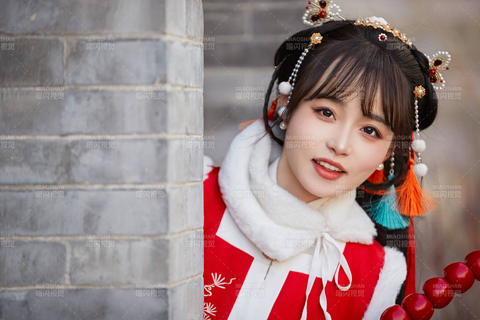 身穿喜慶漢服在古城游玩的少女