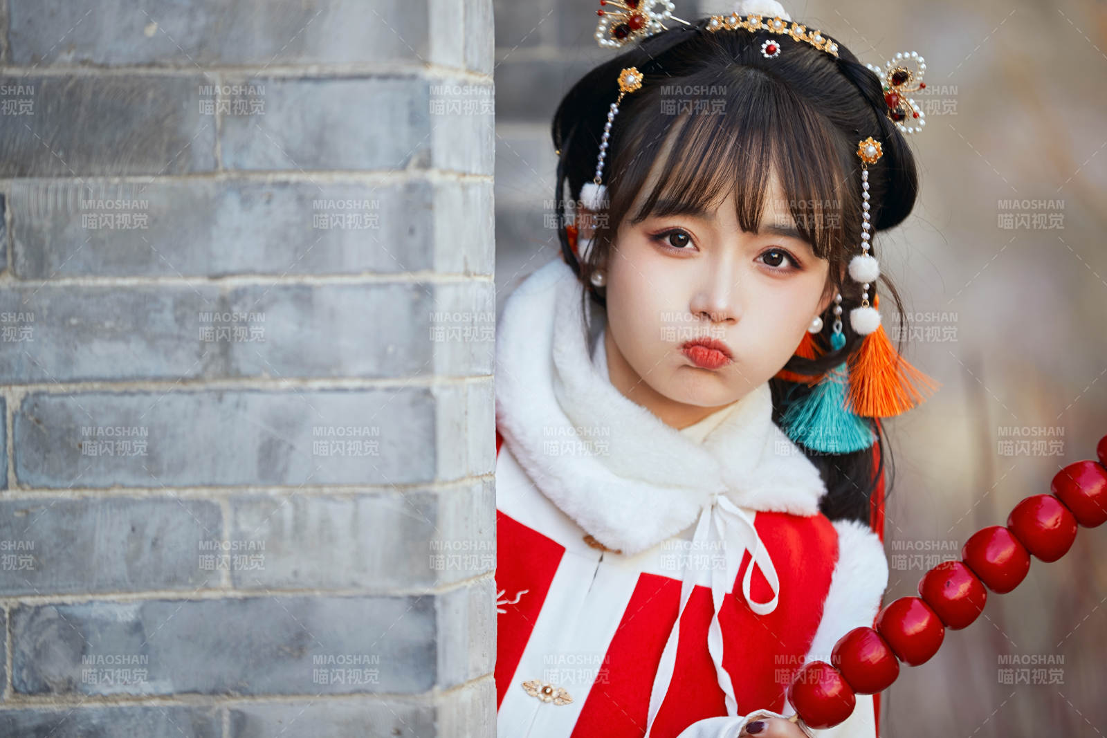 身穿喜慶漢服在古城游玩的少女