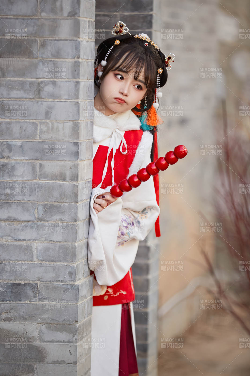 身穿喜慶漢服在古城游玩的少女